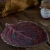 Pladanj za posluživanje u obliku lista Costa Nova Riviera Hydrangea Leaf 21,8 x 19,1 cm, Vigne Red